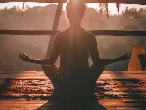 पर्दे के माध्यम से सभी से संबंध बनाना